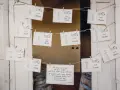 Tableau mariage idee: cartoline con nomi degli invitati e destinazioni, appese a filo con mollette.