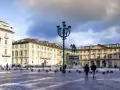 Piazza San Carlo a Torino: un'idea di cosa vedere a Torino in un giorno, con il monumento equestre e i palazzi storici.