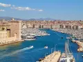 Porto Vecchio di Marsiglia, con la fortezza di San Nicola e una miriade di barche. Un'ottima idea per cosa vedere a Marsiglia in un giorno.