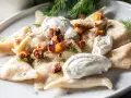 Pierogi con panna acida e pancetta croccante, un'ottima idea su cosa mangiare a Bratislava.