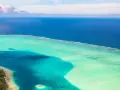 Un'isola lussureggiante si affaccia su acque turchesi e blu intenso. Perfetto per chi cerca il mare a gennaio dove andare.