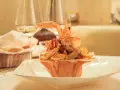 Frittura di pesce croccante, un'ottima idea per dove mangiare a Padova spendendo poco. Accompagnata da vino bianco e pane fresco.