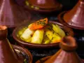 Un saporito tajine di verdure con pomodoro e patate, un'ottima idea su cosa mangiare a Marrakech.