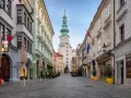 Strada acciottolata con edifici storici e la torre dell'orologio, perfetta per scoprire cosa vedere a Bratislava in 3 giorni.