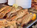 Fritti pesci dorati con limone, un assaggio di Ostuni dove mangiare bene e spendere poco.
