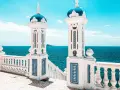 Torri bianche con cupole blu e dettagli in azulejos, affacciate sul mare. Un luogo incantevole per scoprire cosa fare a Benidorm.