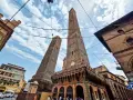 Le Due Torri di Bologna, simbolo iconico, perfette per scoprire cosa vedere a Bologna in 3 giorni.