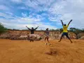Tre amici saltano felici in Kenya, un'esperienza indimenticabile che vale ogni euro del costo safari Kenya.