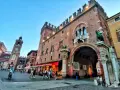 Piazza Castello a Ferrara, con il Palazzo Comunale e la Torre Civica. Un luogo perfetto per scoprire cosa vedere a Ferrara gratis, passeggiando tra storia e vita cittadina.