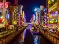 Canali illuminati da insegne al neon, un'esperienza da non perdere per chi cerca cosa vedere a Osaka.
