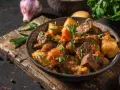 Un saporito stufato di manzo con patate e carote, perfetto per scoprire cosa mangiare a Dublino.