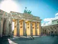 Porta di Brandeburgo, simbolo di Berlino. Ideale per chi cerca dove alloggiare a Berlino, vicina a monumenti e vita cittadina.