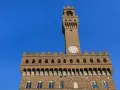 Torre di Palazzo Vecchio, un must per cosa vedere a Firenze in 3 giorni. L'orologio segna l'ora perfetta per esplorare la città.
