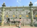 Ragazza sui pattini ammira il Palazzo Reale, un'idea per cosa vedere a Torino in 3 giorni.