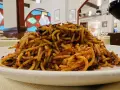 Un piatto di spaghetti con pomodoro e basilico, un classico su cosa mangiare a Bari.