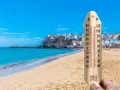 Spiaggia soleggiata alle Canarie, quando andare? Il termometro segna 30°C, ideale per godersi il mare turchese e la sabbia dorata.