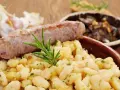 Salsiccia con patate e gamberetti, un'idea gustosa su cosa mangiare a Barcellona.