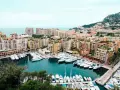 Porto con yacht e palazzi colorati, un'idea di cosa vedere a Monaco di Baviera in un giorno.