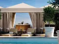 Rilassati in piscina a Los Angeles. Due lettini prendisole e alberi in vaso creano un'oasi perfetta per sapere dove dormire a Los Angeles.