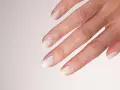 Mani curate con smalto sposa naturale, un tocco di eleganza discreta per un giorno speciale.