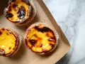 Pastéis de nata appena sfornati, un must per scoprire cosa mangiare a Lisbona. Croccanti fuori, cremosi dentro.