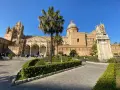 La Cattedrale di Palermo, un must per chi visita Palermo cosa vedere in 3 giorni, con le sue torri imponenti e il giardino curato.