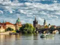 Praga: il Ponte Carlo e la città storica offrono scorci incantevoli. Per scoprire come muoversi a Praga, goditi una crociera sulla Moldava o passeggia tra le sue meraviglie.