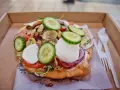 Lángos, un fritto ungherese con pomodoro, mozzarella, cetrioli e funghi. Un'ottima idea per cosa mangiare a Budapest.