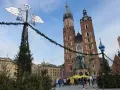 Mercatino natalizio a Cracovia, con la Basilica di Santa Maria in sottofondo. Perfetto per trovare dove dormire a Cracovia.