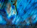 Dettaglio di un feldspato labradorite con riflessi blu elettrico e striature scure, un vero tesoro per le nozze.
