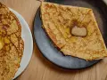 Crêpes dorate con burro fuso e zucchero, un classico per sapere cosa mangiare a Parigi.