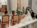 Sposi in chiesa, con la sposa in abito bianco e il velo. Si possono avere 6 testimoni di nozze, ma qui ne vediamo solo alcuni.
