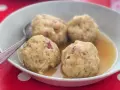 Canederli in brodo, un classico da provare per scoprire cosa mangiare a Trento.