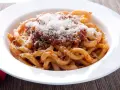 Pici al ragù, un classico da provare per scoprire cosa mangiare a Siena. Pasta fatta a mano con sugo di carne e abbondante pecorino.