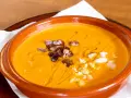 Gazpacho and salmorejo: ecco cosa mangiare a Siviglia per un'esperienza culinaria autentica. Gusta questa crema fredda con dadini di prosciutto e uovo sodo.