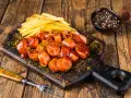 Currywurst e patatine fritte, un classico per sapere cosa mangiare a Berlino.
