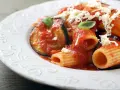Pasta alla Norma, un classico da provare per capire cosa mangiare a Catania. Melanzane, pomodoro e ricotta salata.