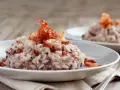 Risotto cremoso con radicchio e pancetta croccante, un classico da provare se ti chiedi cosa mangiare a Treviso.