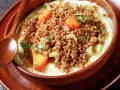 Haggis, neeps and tatties: un piatto tradizionale scozzese, perfetto per scoprire cosa mangiare a Edimburgo. Cremoso purè, carne saporita e verdure.