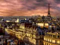 Panorama di Parigi al tramonto, con la Torre Eiffel che domina il paesaggio. Perfetto per chi cerca dove alloggiare a Parigi.