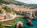 Dubrovnik, una meta imperdibile in Croazia dove andare, con le sue mura antiche che abbracciano il mare cristallino.