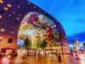 Il Markthal di Rotterdam, un'opera architettonica mozzafiato con un soffitto decorato, è un luogo imperdibile da vedere.