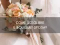 Un bouquet sposa elegantissimo con rose pesca, rosa e bianche, tenuto da una sposa.