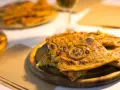 Farinata, una delizia da provare per scoprire cosa mangiare a Pisa. Croccante fuori e morbida dentro, con cipolle caramellate.