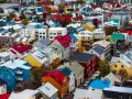 Un quartiere colorato di Reykjavik, con case dai tetti rossi, blu e gialli. Un assaggio di cosa vedere a Reykjavik, tra architettura vivace e panorami urbani unici.