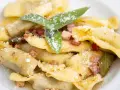Casoncelli alla bergamasca, un classico su cosa mangiare a Bergamo, con pancetta, salvia e abbondante parmigiano.