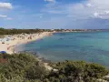 Spiaggia di Punta Prosciutto, Salento. Acque cristalline e sabbia dorata, ideale per una vacanza. Prezzi accessibili per godersi il mare.
