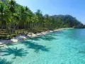 Spiaggia tropicale con palme e acque cristalline. Il momento ideale per visitare Sulawesi quando andare è durante la stagione secca, da aprile a ottobre.