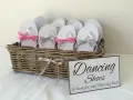 Cesto di infradito bianche con nastri rosa e argento, perfette da mettere nella wedding bag per ballare tutta la notte.
