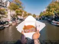Un delizioso stroopwafel con zuccherini colorati, perfetto da gustare passeggiando lungo i canali di Amsterdam. Ecco cosa mangiare ad Amsterdam!